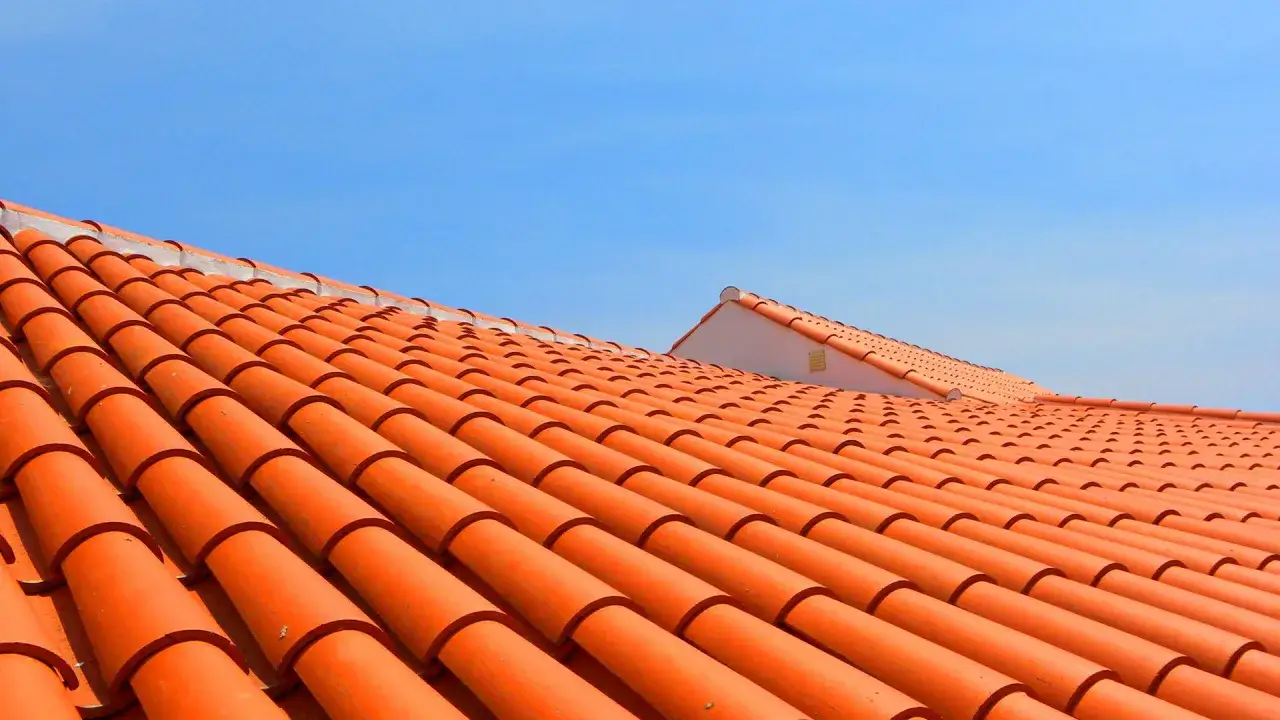 Zdjęcie Jak wybrać najlepszą dachówkę ceramiczną, aby uniknąć kosztownych błędów?