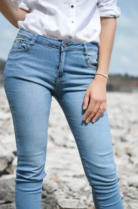 Zdjęcie Spodnie skinny damskie – co to znaczy i jak je nosić, aby wyglądać świetnie