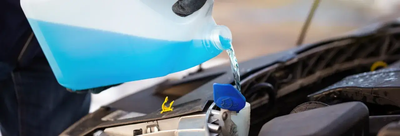 Zdjęcie Scheibenwischwasser nachfüllen: So vermeiden Sie Frostschäden und Probleme