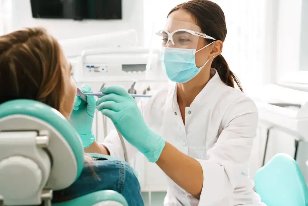 Zdjęcie Czy dentysta widzi że ktoś pali? Oto co może zauważyć w jamie ustnej