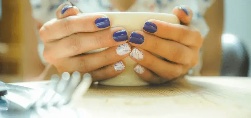 Zdjęcie Różnice między żelami a hybrydami: co wybrać, by uniknąć błędów w manicure?