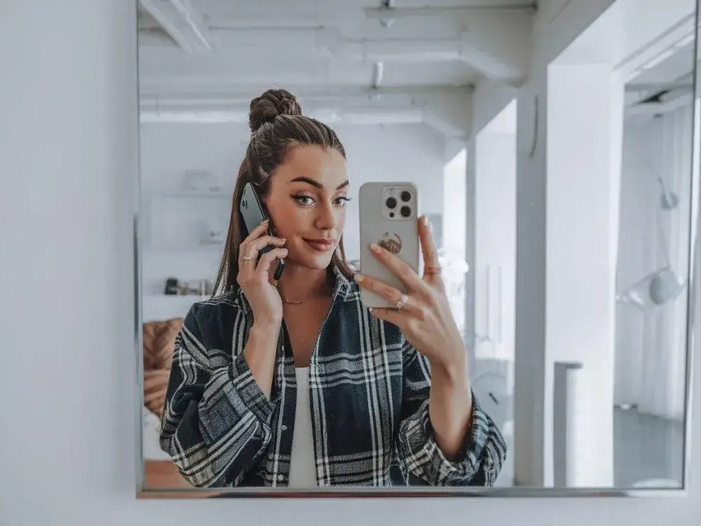 Zdjęcie Niewidoczny aparat w selfie? Magiczne triki na perfekcyjne zdjęcie w lustrze