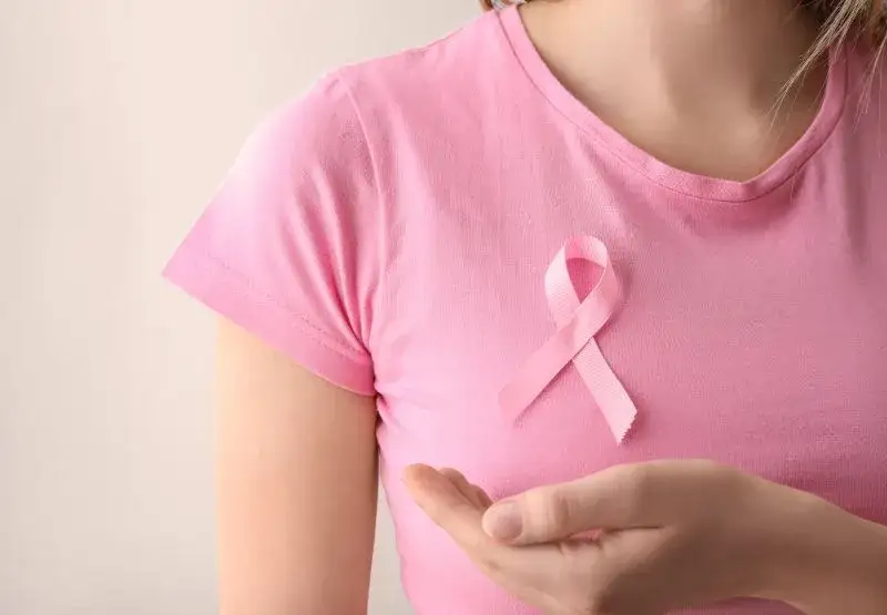 Zdjęcie Zmiany w piersiach objawy: kiedy należy się niepokoić?