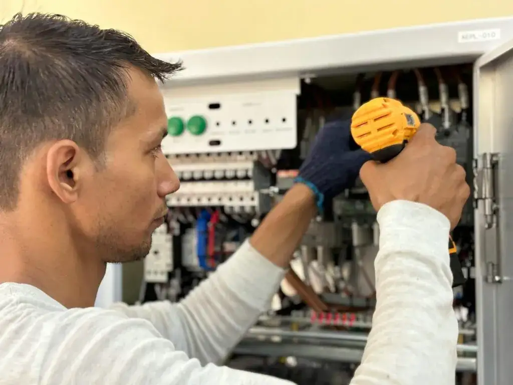Zdjęcie Kontrola instalacji elektrycznej w bloku - co musisz wiedzieć, aby uniknąć zagrożeń?