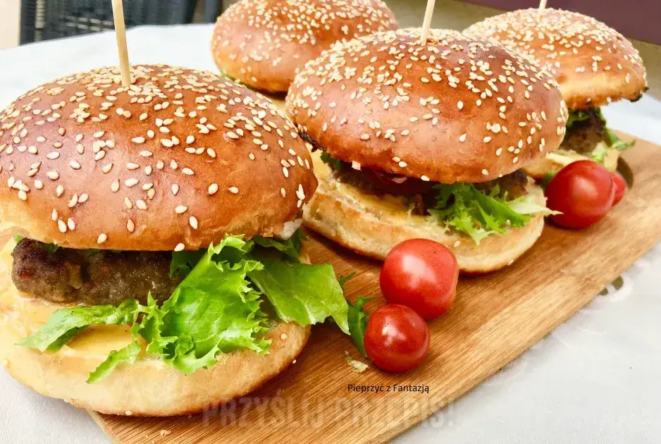 Zdjęcie Jak podgrzać gotowe bułki do hamburgerów, aby były idealne?