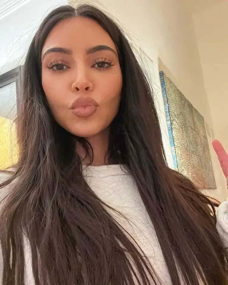Zdjęcie Efekt Kim Kardashian w przedłużaniu rzęs – zdjęcia i tajniki metody