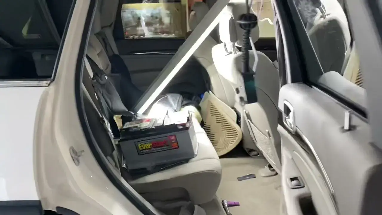 Zdjęcie Gdzie jest akumulator w Jeep Grand Cherokee? Odkryj ukryte miejsce!