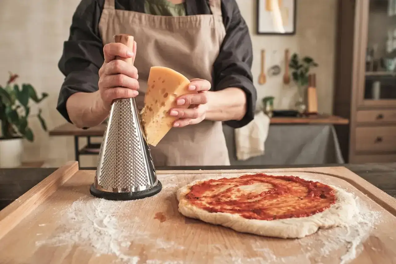Zdjęcie Czym posmarować spód pizzy, aby uniknąć mokrego ciasta?