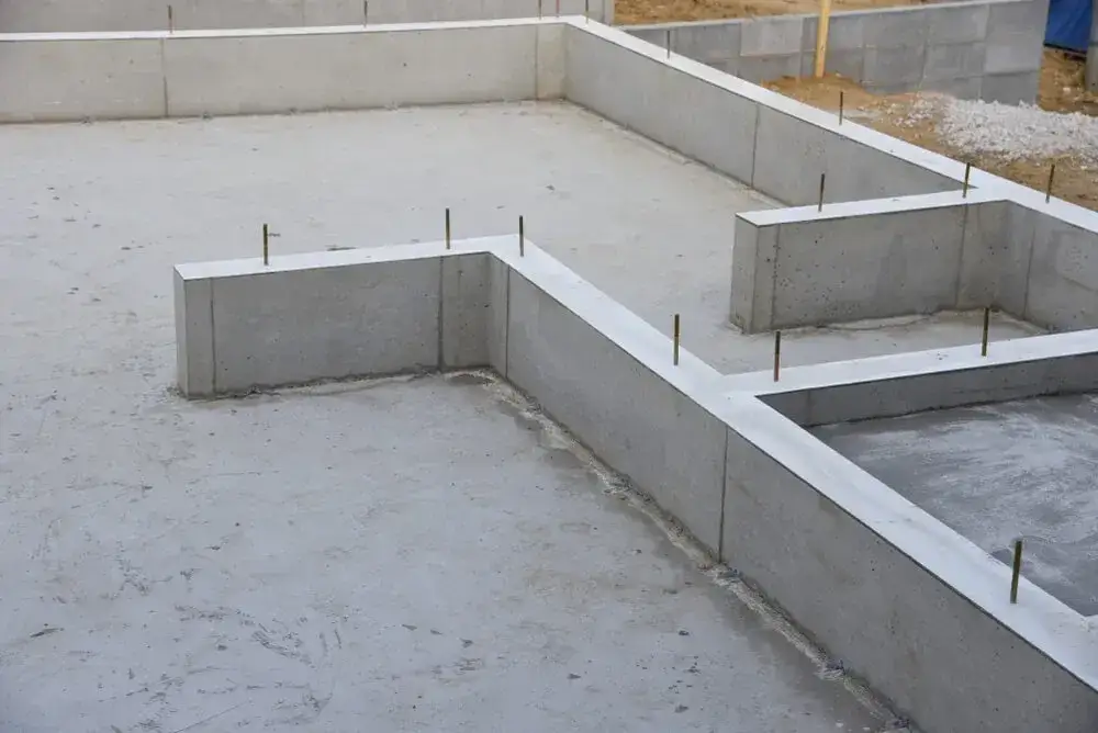 Zdjęcie Jaki fundament pod ogrodzenie? Uniknij najczęstszych błędów przy wyborze