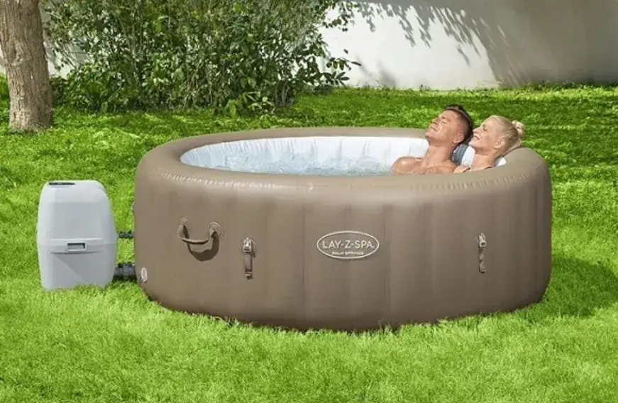 Zdjęcie Najlepsze cechy jacuzzi Lay-Z-Spa Palm Springs, które musisz znać