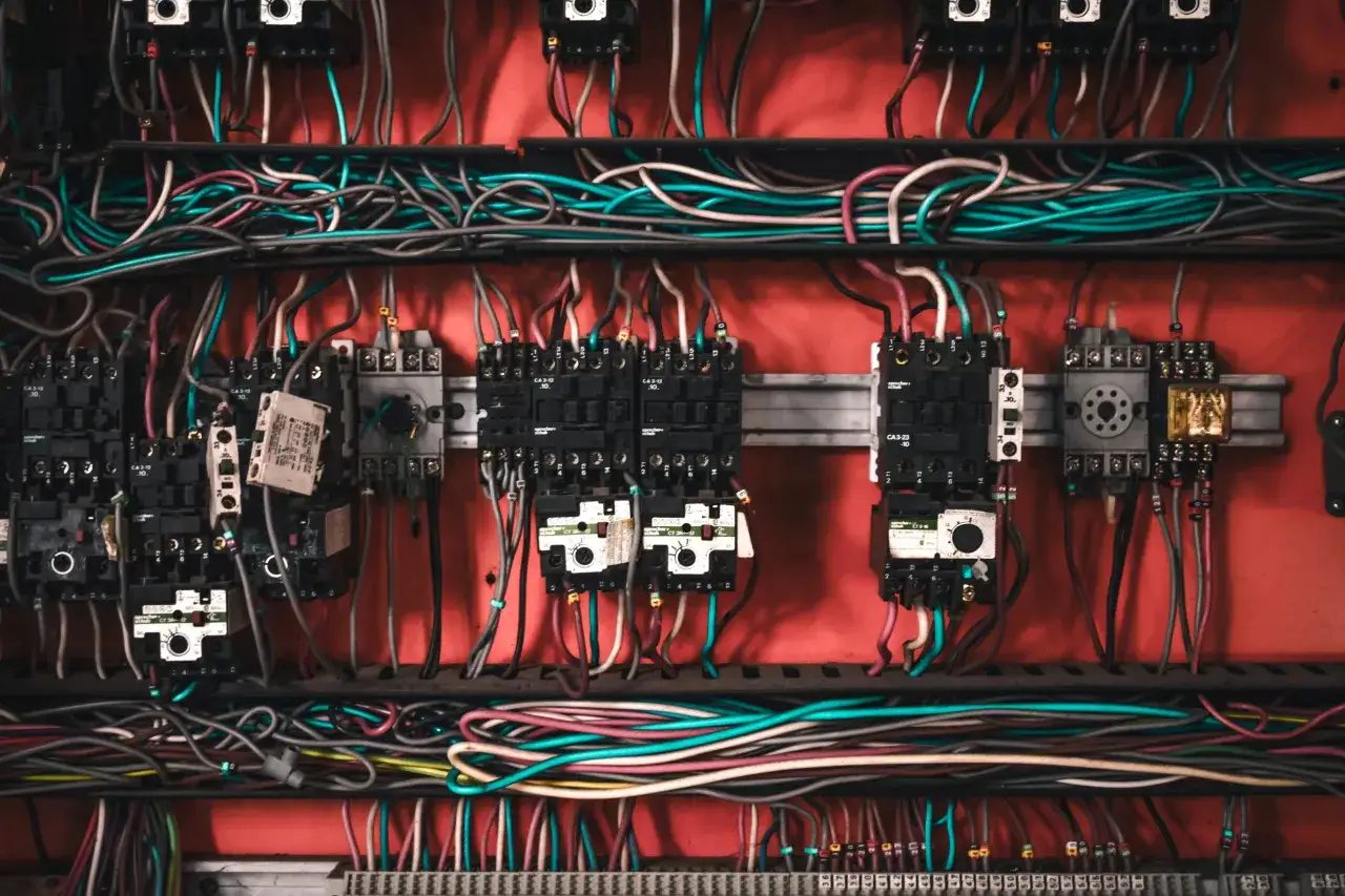 Zdjęcie Ile kosztuje odbiór domu przez elektryka? Sprawdź, co wpływa na cenę