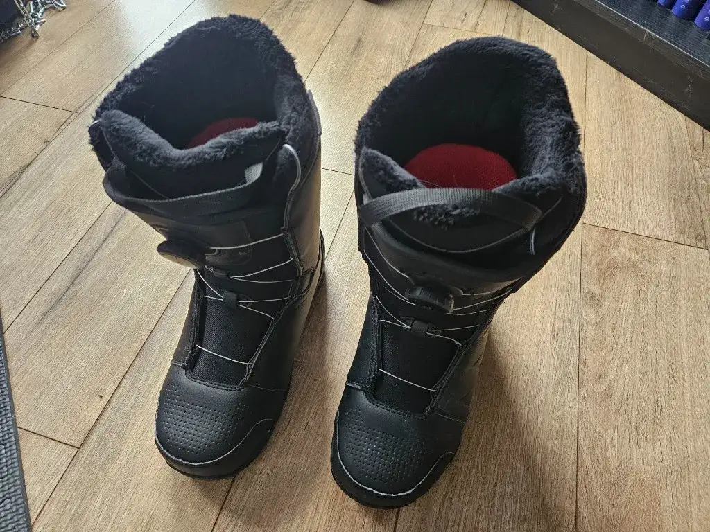 Zdjęcie DC Snowboard: Buty i deski przewodnik po sprzęcie