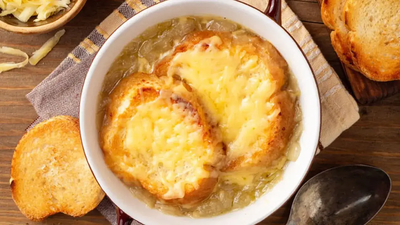 Zdjęcie Sopa de Cebolla Francesa: La Receta Perfecta y el Gratinado Ideal