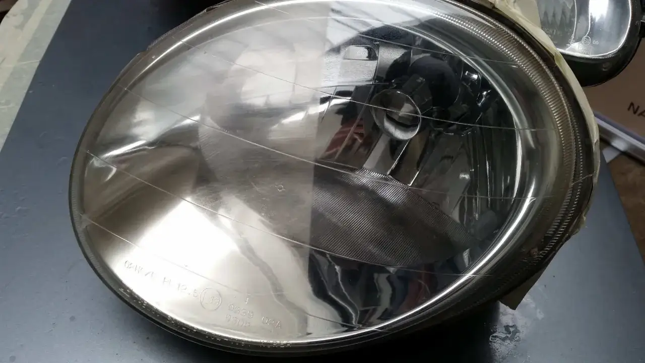 Zdjęcie Czym polerować lampy w samochodzie, aby odzyskać ich blask?