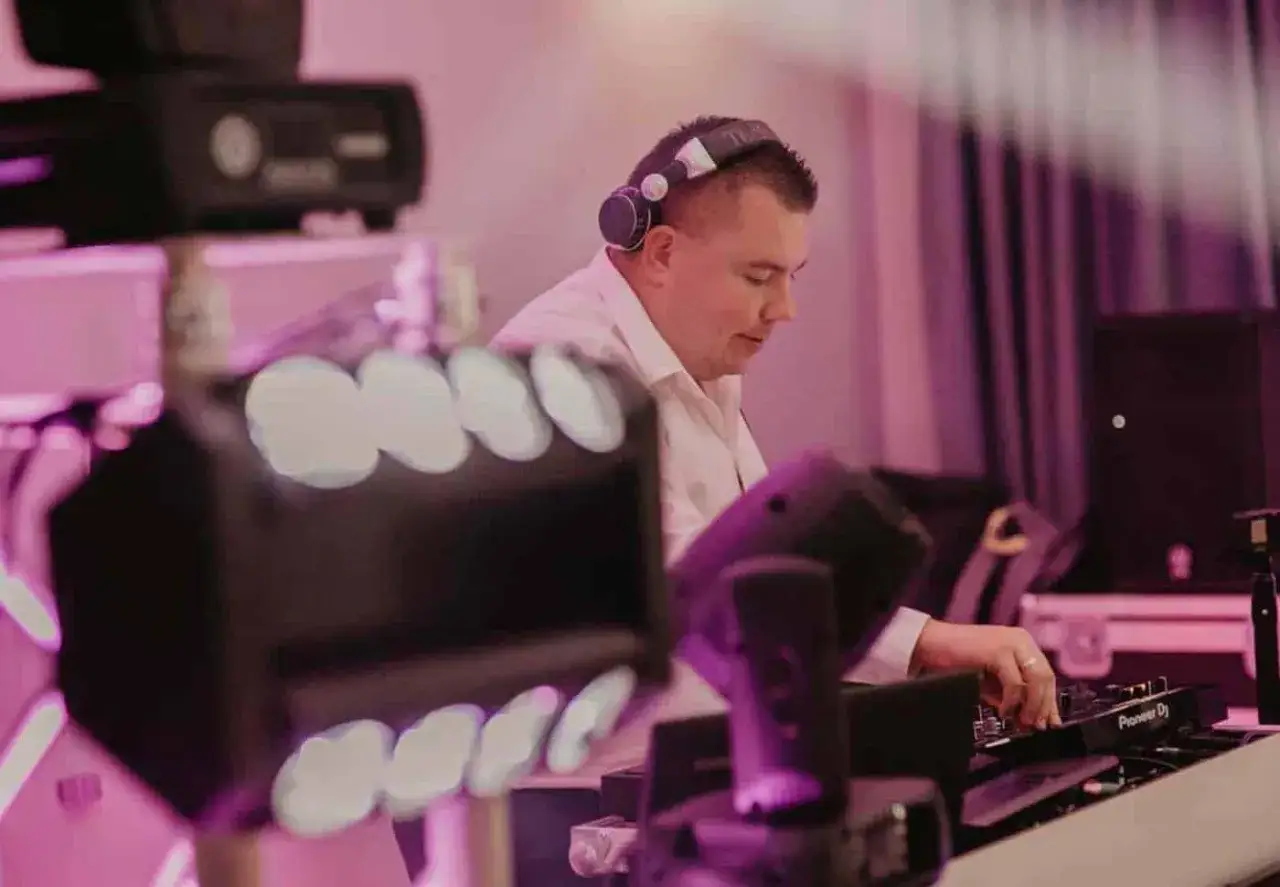 Zdjęcie Ile kosztuje DJ na 40 urodziny? Poznaj ceny i ważne czynniki wpływające na koszt