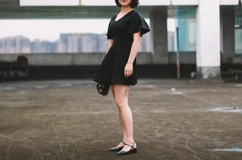 Zdjęcie Czarna sportowa sukienka stylizacje, które odmienią Twój look na każdą okazję
