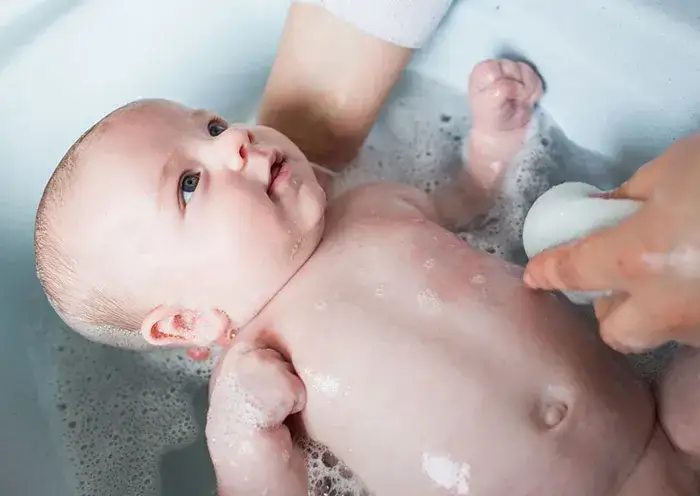 Zdjęcie Jak często kąpać niemowlaka, aby uniknąć podrażnień skóry?