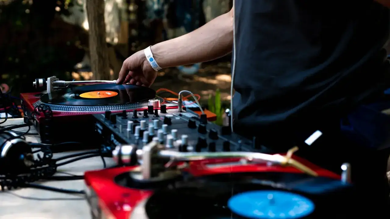 Zdjęcie Ile zarabia DJ w Polsce? Zaskakujące fakty o wynagrodzeniach