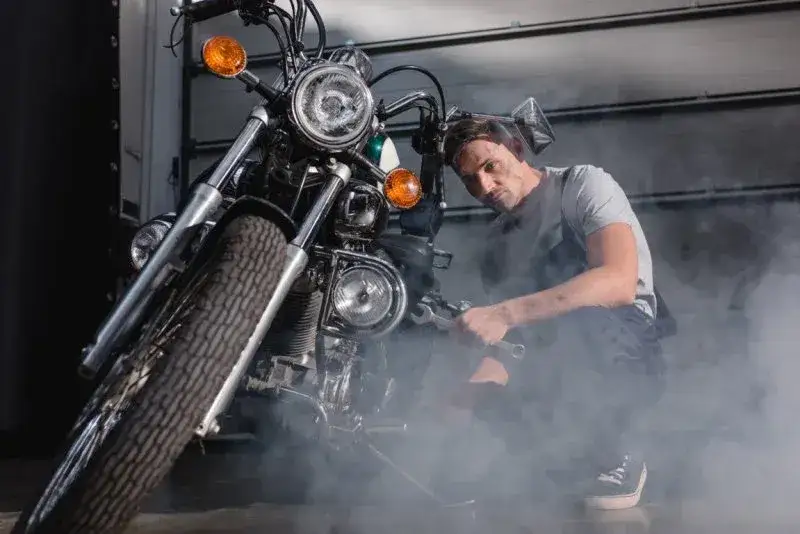 Zdjęcie Ile zarabia mechanik motocyklowy? Zaskakujące fakty o wynagrodzeniu