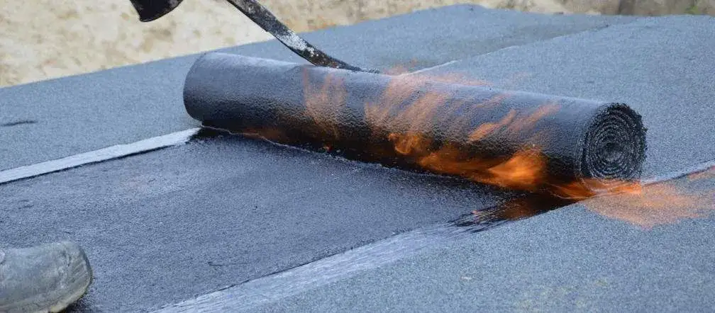 Zdjęcie Ile kosztuje rolka papy na dach? Zaskakujące ceny i porady