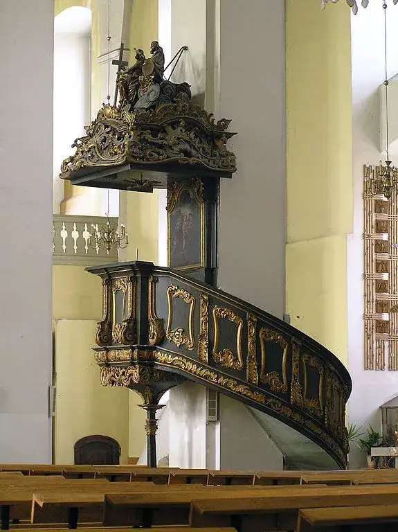 Zdjęcie Co to jest ambona w kościele i jej znaczenie w liturgii?
