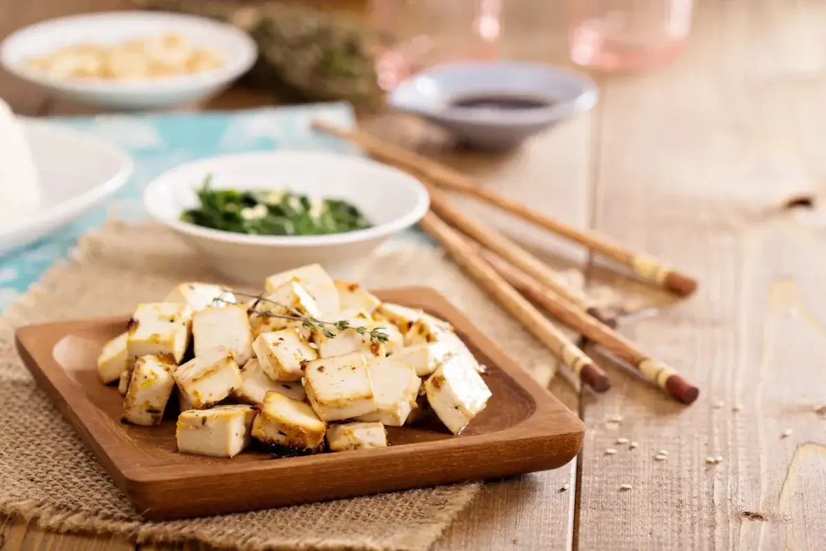 Zdjęcie Jak przyrządzić tofu na patelni, aby uzyskać idealną chrupkość