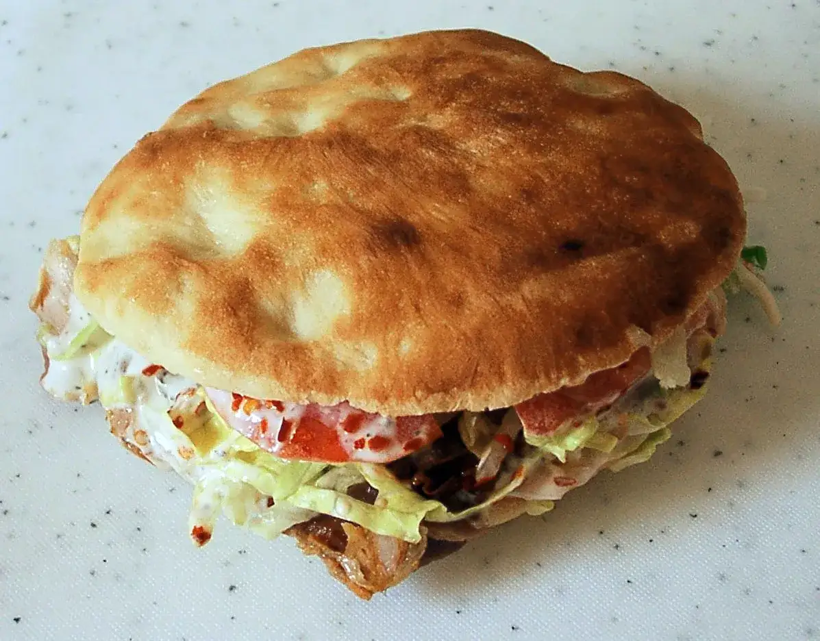Zdjęcie Z czego jest kebab? Odkryj składniki i tajemnice tego dania
