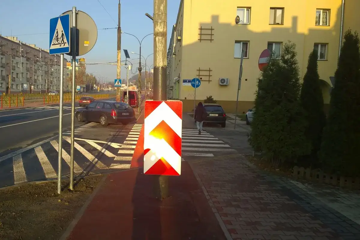 Zdjęcie Kto stawia znaki drogowe na osiedlu? Poznaj odpowiedzialnych za to