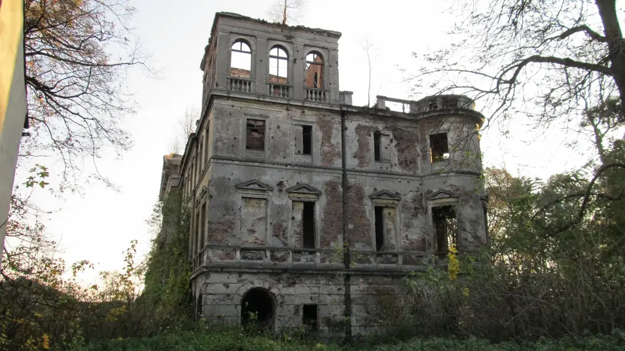 Zdjęcie Ruiny pałacu w Sławikowie: Historia, Zniszczenia i Tajemnice
