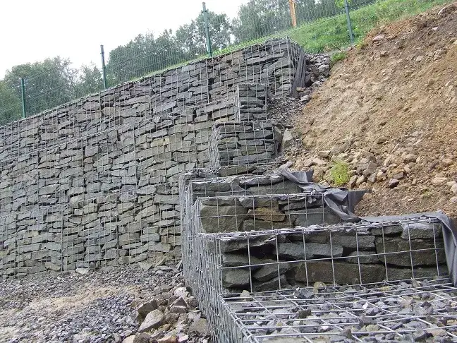 Zdjęcie Mur oporowy z koszy gabionowych: skuteczna stabilizacja terenu