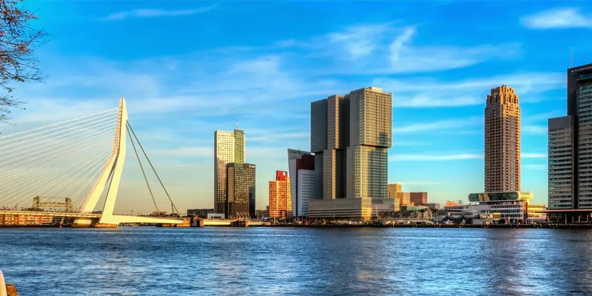 Zdjęcie Gdzie leży Rotterdam? Odkryj jego wyjątkowe położenie w Holandii