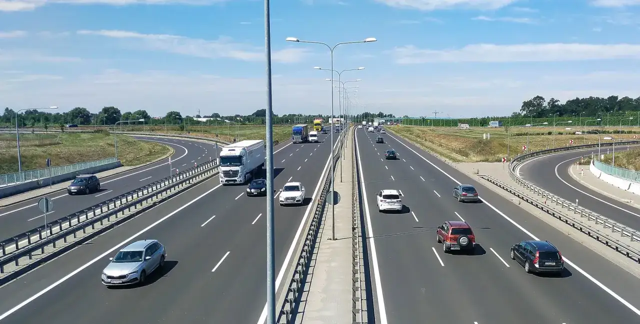 Zdjęcie Czy na S2 jest zakaz dla ciężarówek? Sprawdź aktualne przepisy ruchu