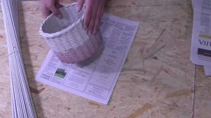 Zdjęcie Jak skutecznie malować papierową wiklinę na biało krok po kroku