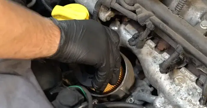 Zdjęcie &Ouml;lfilter wechseln beim Opel Corsa D: So vermeiden Sie teure Fehler
