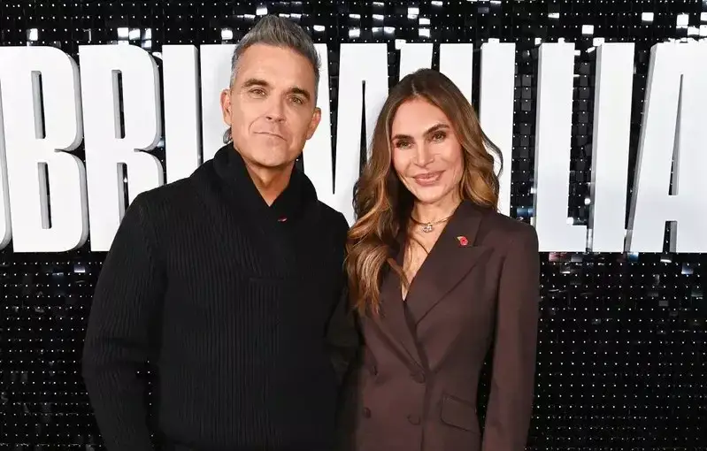 Zdjęcie Czy Robbie Williams ma żonę? Poznaj szczegóły jego życia rodzinnego.