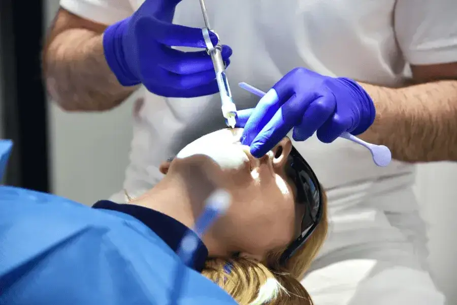 Zdjęcie Dlaczego nie można jeść po znieczuleniu u dentysty? Uniknij bólu i urazów.