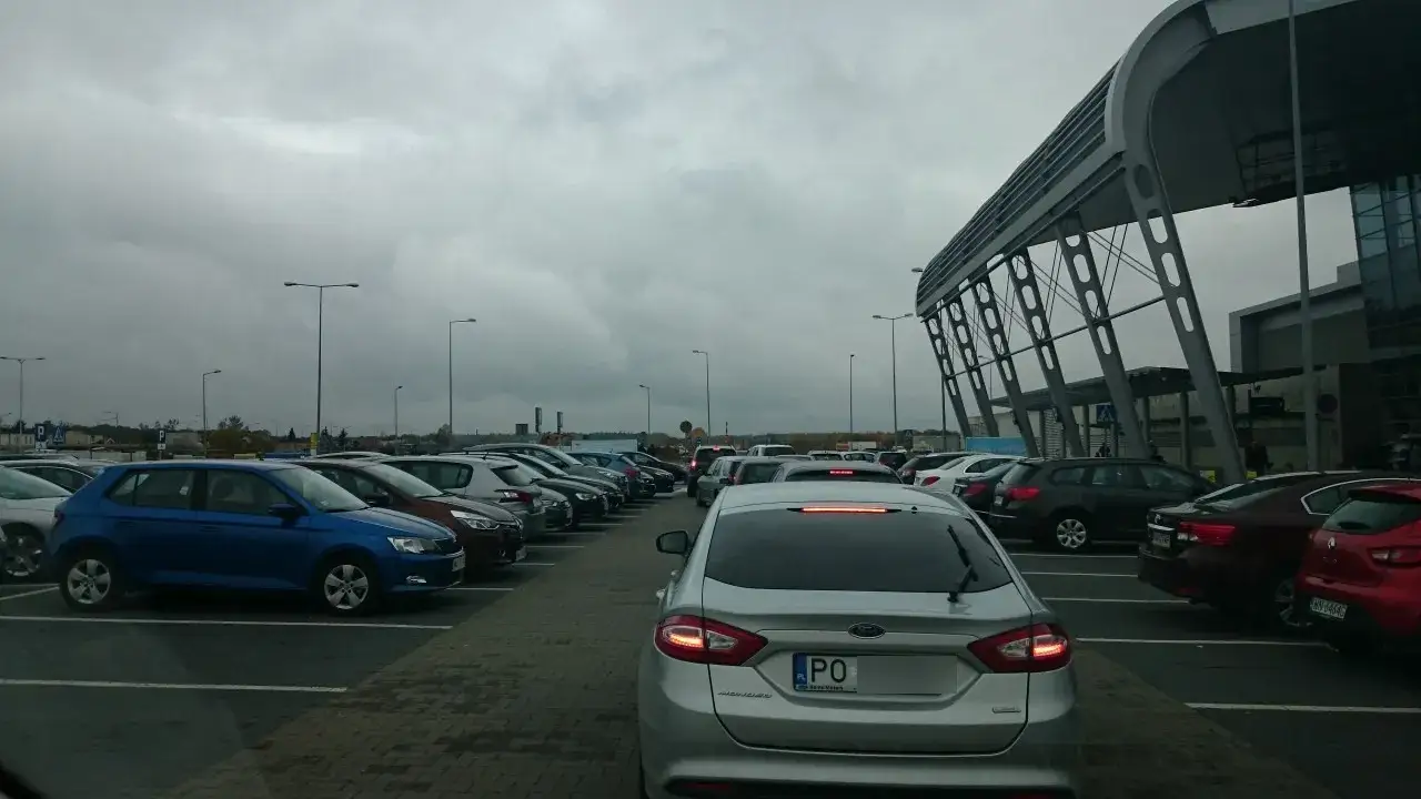 Zdjęcie Ile kosztuje wjazd na lotnisko Ławica? Sprawdź opłaty i opcje parkowania