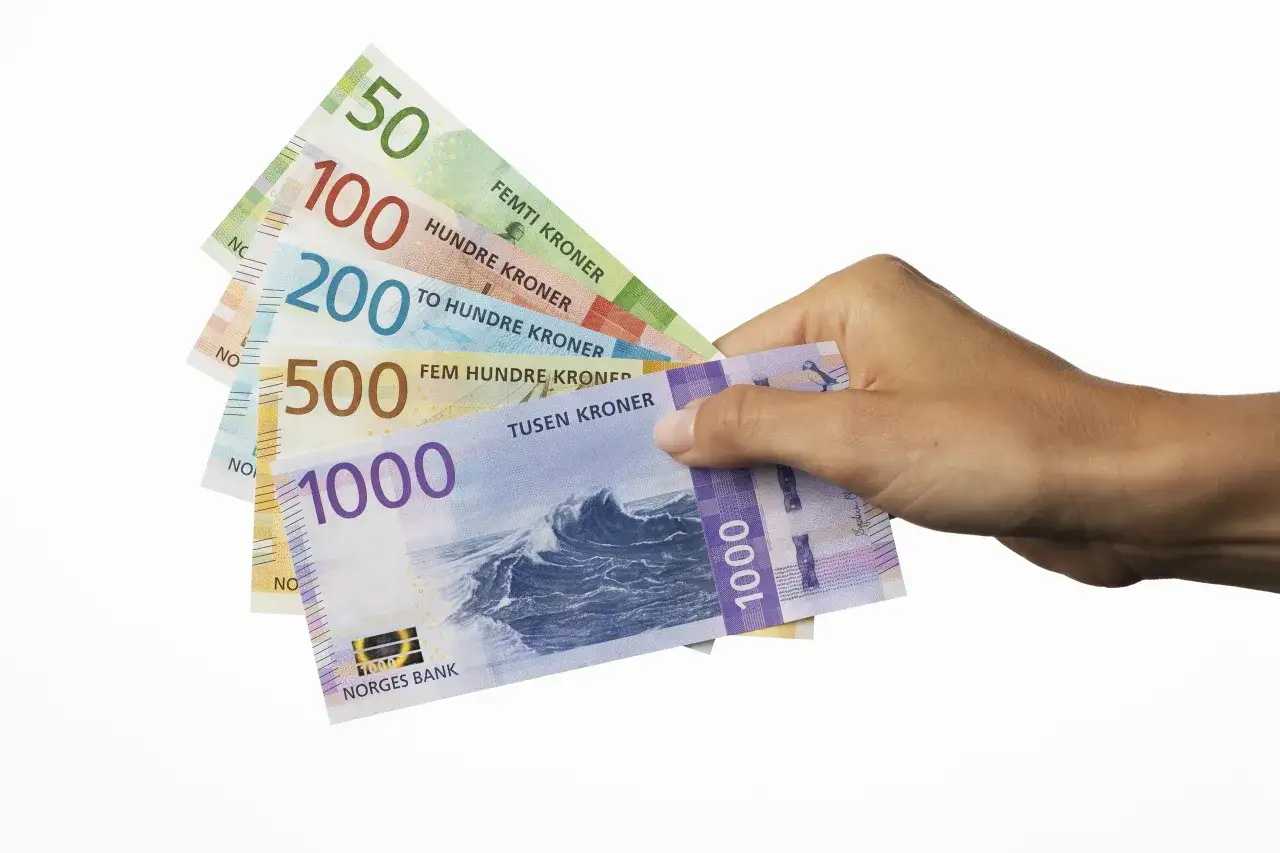 Zdjęcie Jaka waluta obowiązuje w Norwegii? Wszystko o koronie norweskiej i płatnościach
