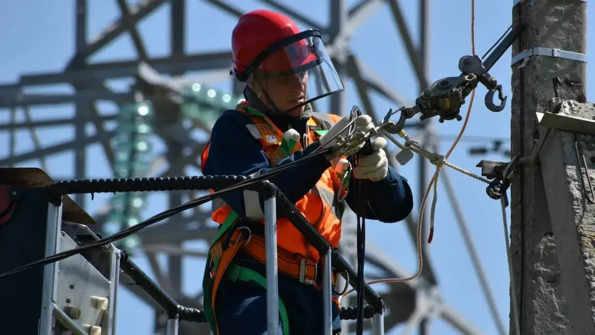 Zdjęcie Ile zarabia elektryk na godzinę? Poznaj zaskakujące stawki!