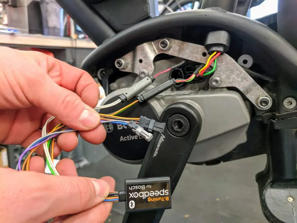 Zdjęcie Jak bezpiecznie zdjąć ogranicznik prędkości w rowerze elektrycznym: Co ryzykujesz