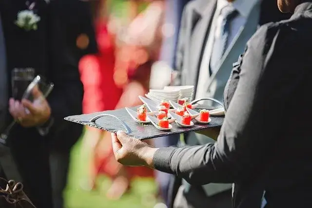 Zdjęcie Ile można zarobić na cateringu? Przykłady i czynniki wpływające na zyski