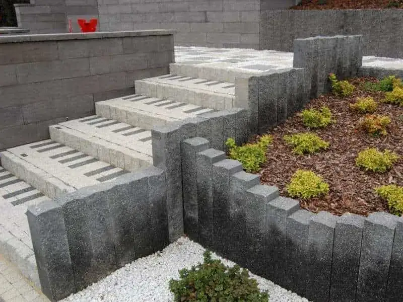 Zdjęcie Jak bezpiecznie położyć kostkę na betonowych schodach bez kosztownych błędów