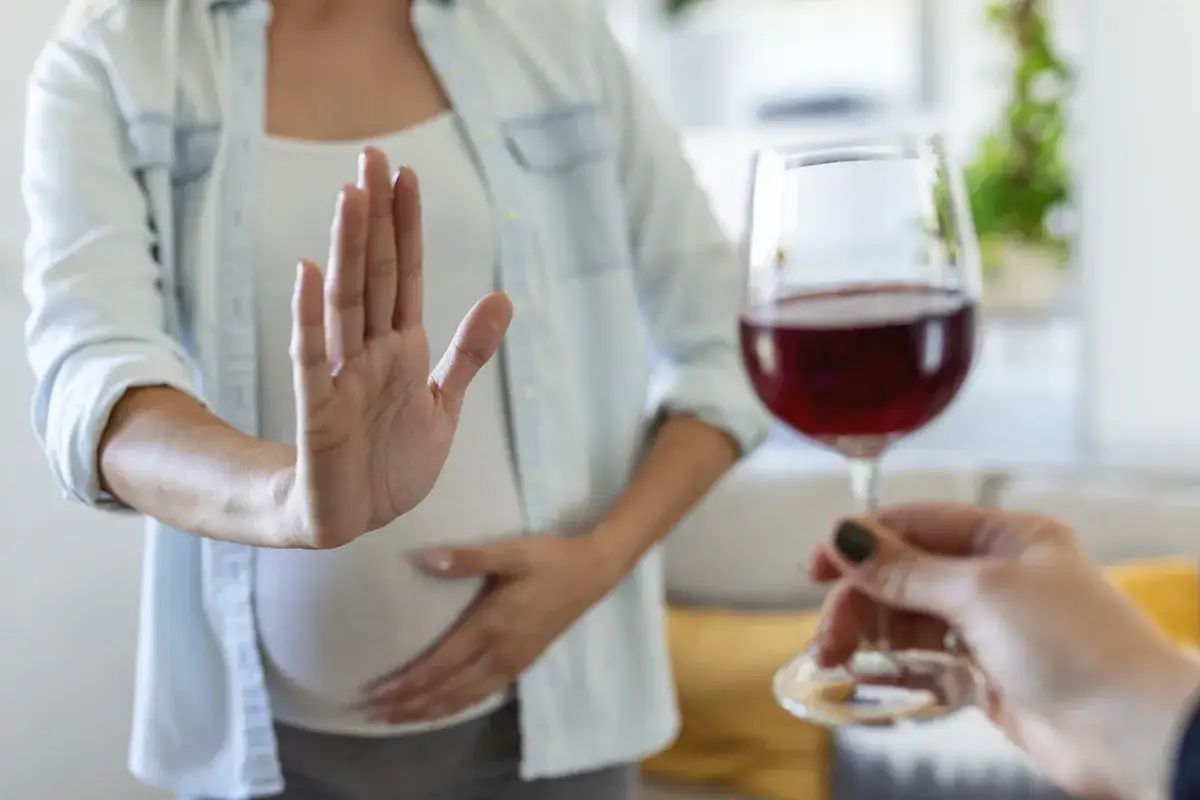 Zdjęcie Alkohol w ciąży: Czy jest bezpieczna dawka? Poznaj fakty!