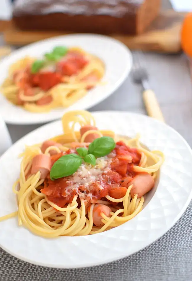 Zdjęcie Szybkie i proste spaghetti z parówkami, które pokochają dzieci