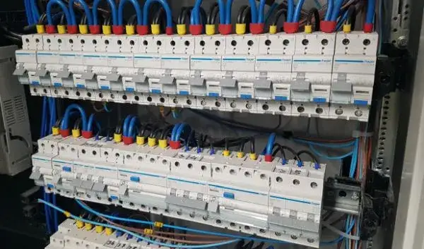 Zdjęcie Kto jest właścicielem skrzynki elektrycznej i jakie ma obowiązki?