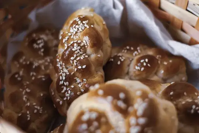 Zdjęcie Czy chałka tuczy? Sprawdź, jak wpływa na Twoją wagę i dietę
