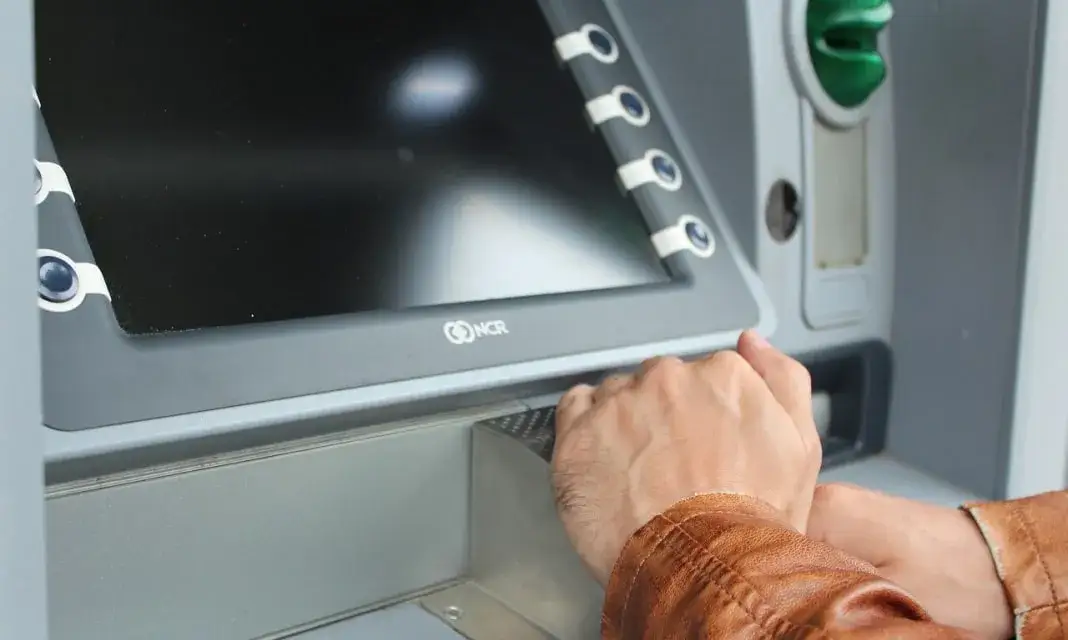 Zdjęcie Jak bezpiecznie wziąć debet w bankomacie i uniknąć ukrytych opłat