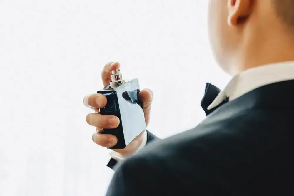 Zdjęcie Gdzie psikać perfumy męskie, aby zapach utrzymał się dłużej?