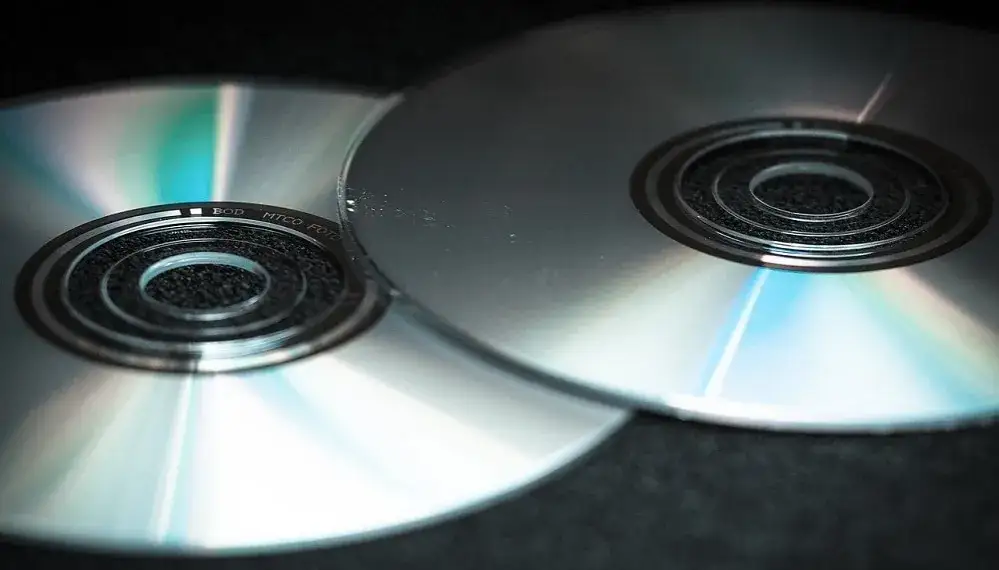 Zdjęcie Jak czyścić płyty CD skutecznie i uniknąć ich zniszczenia