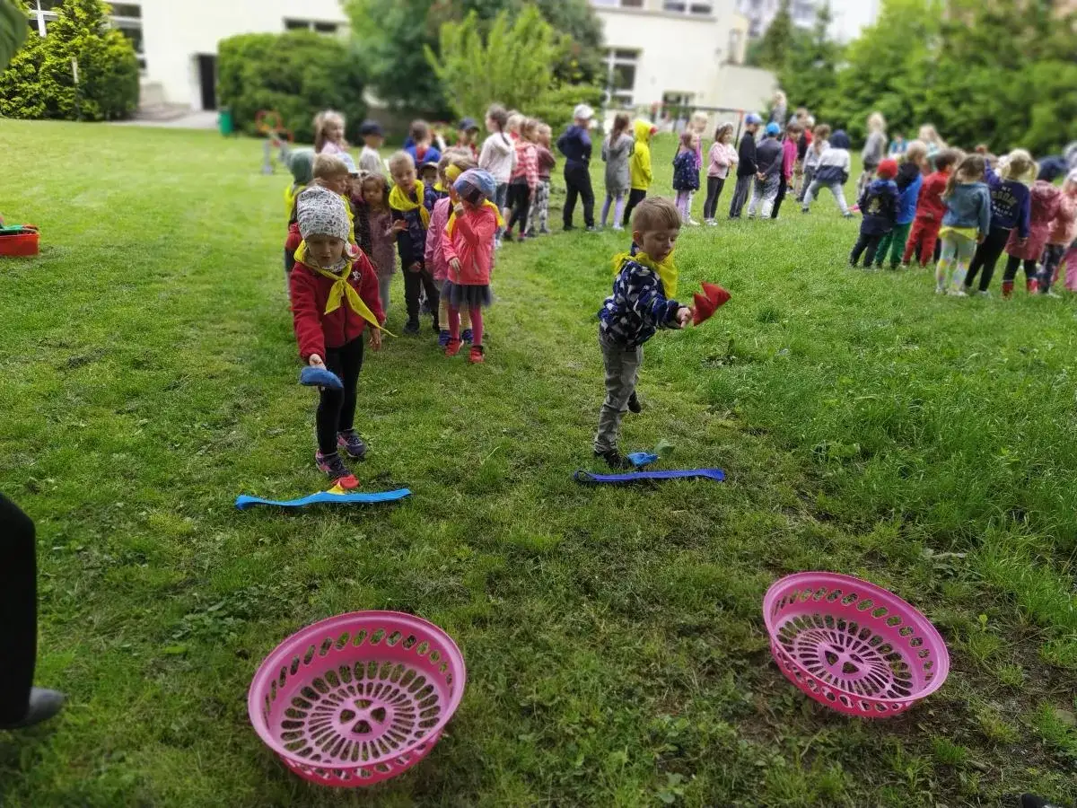 Zdjęcie Konkursy sprawnościowe dla dzieci i rodziców – jak zorganizować i wygrać rodzinne zawody